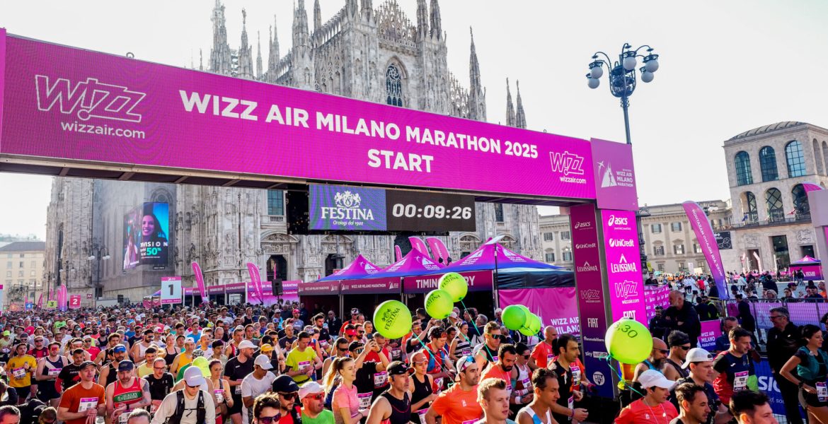 Milano Marathon, runners in Piazza Duomo