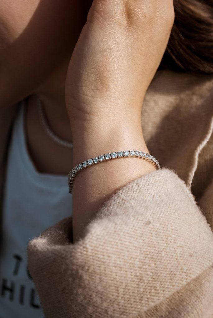 Un braccialetto di diamanti al polso di una donna.