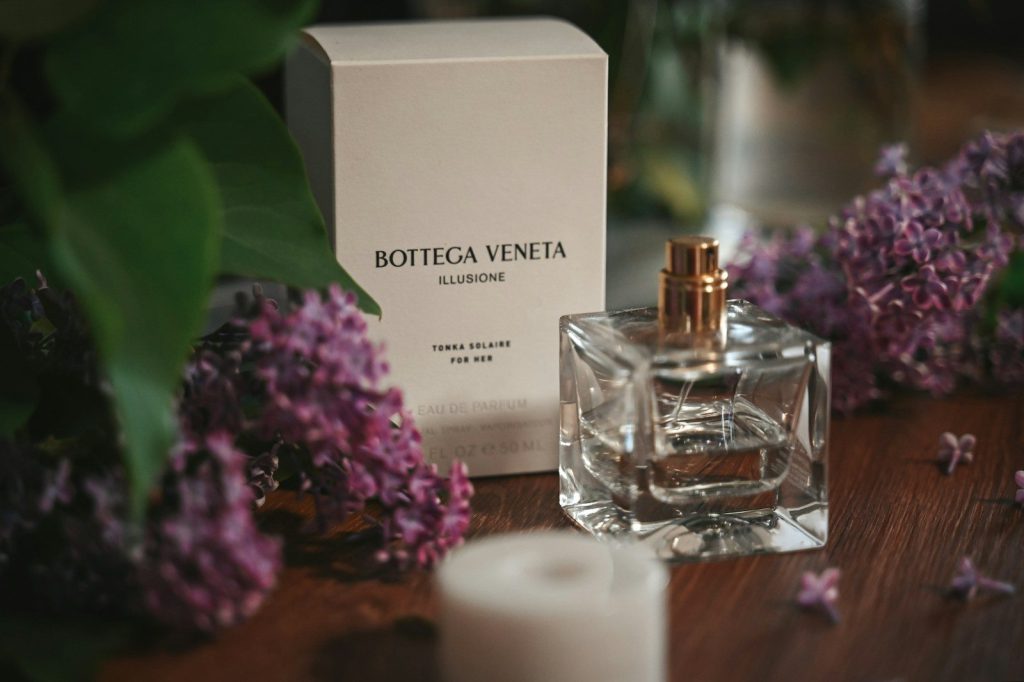 Bottiglia di profumo Bottega Veneta con scatola e lillà