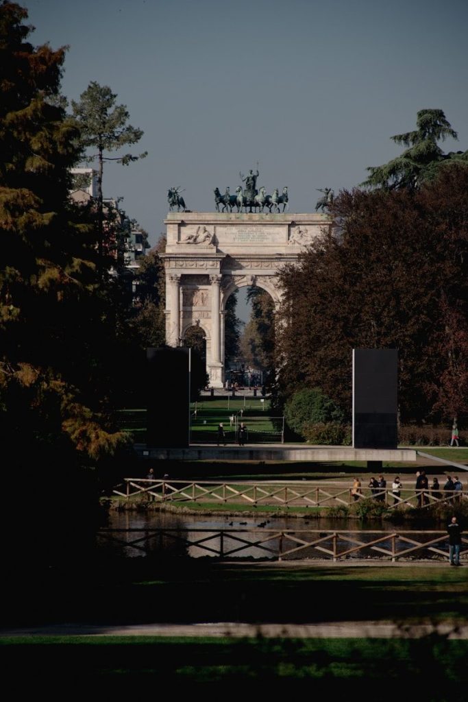 una veduta di un parco con una statua sullo sfondo
