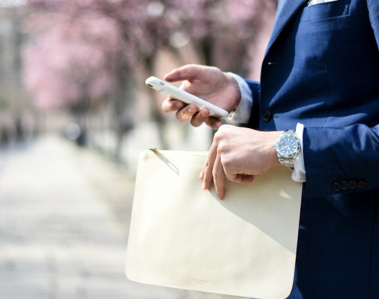 woman holding envelope taken at daytime