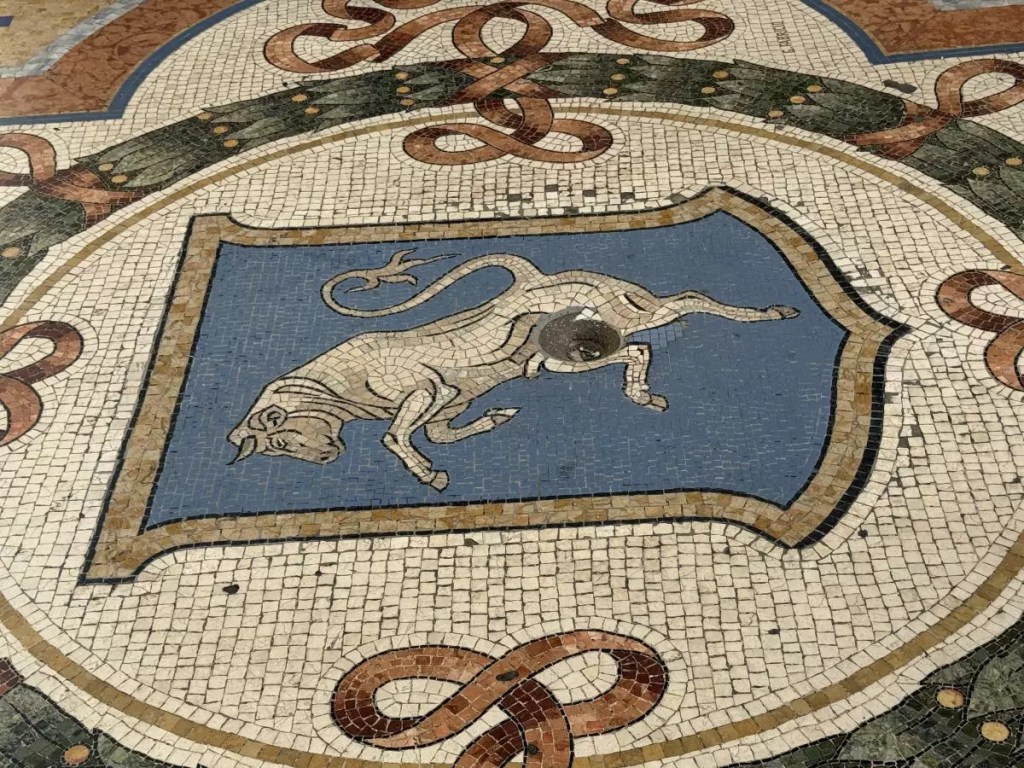 mosaic floor of Milano Galleria Vittorio Emanuele