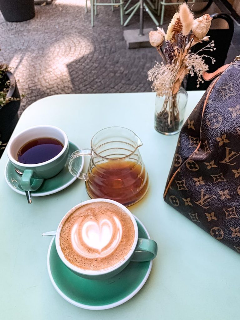 Há duas xícaras de café na mesa