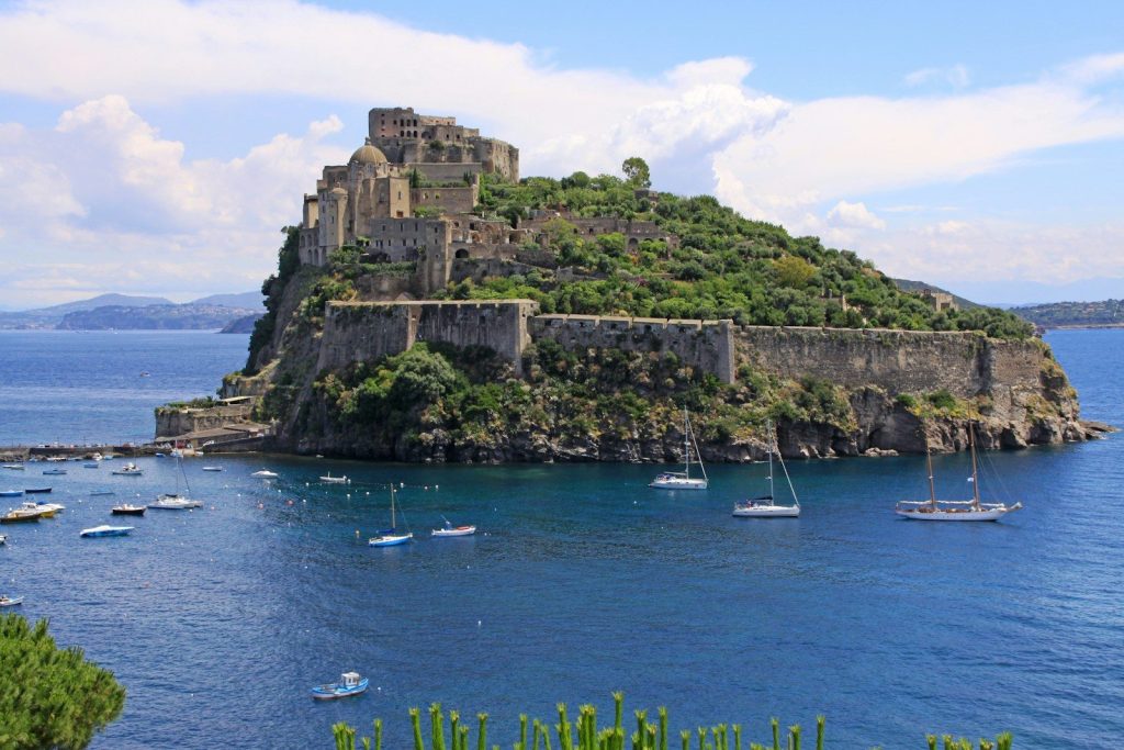 una piccola isola nel mezzo di uno specchio d'acqua